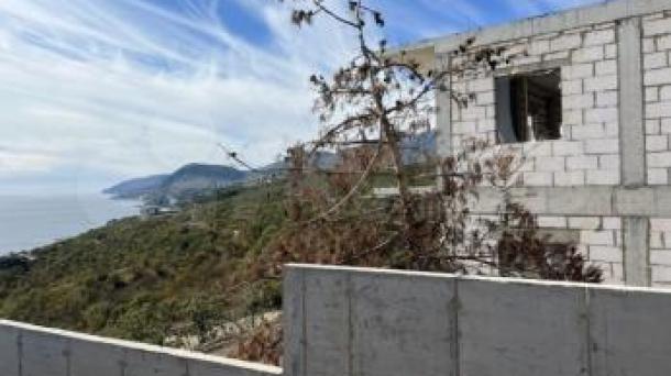 Продам дом и земельный участок на ЮБК